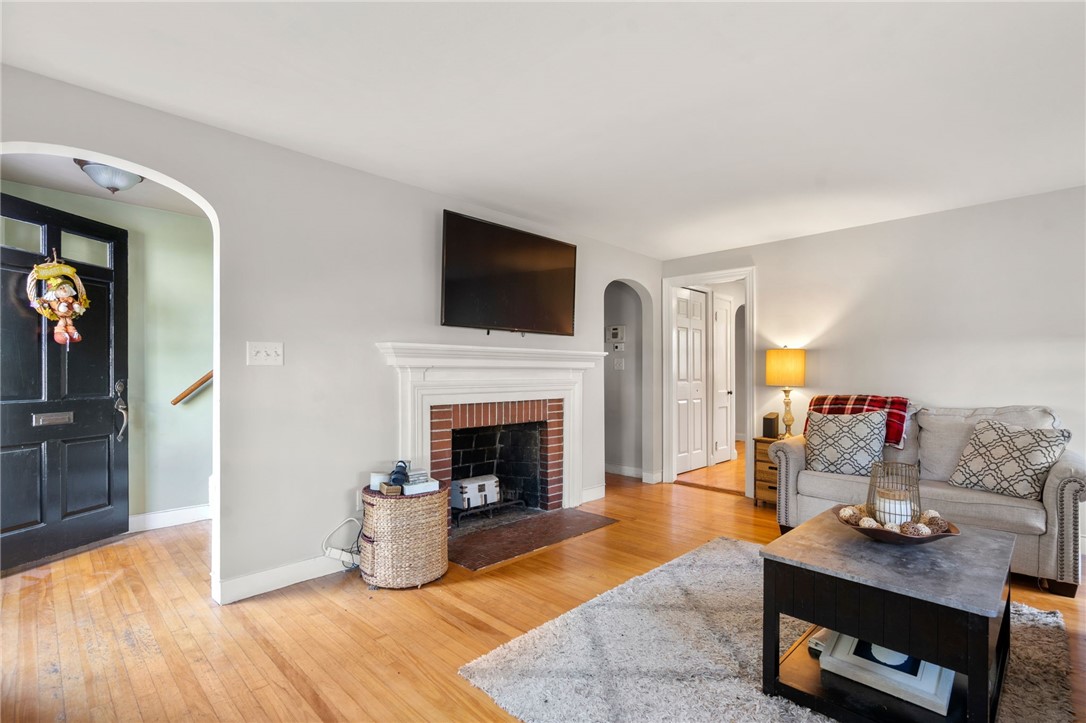 17 Hampshire Road Cranston, RI 02910 - Photo 5 of 38 Gallery Image 5