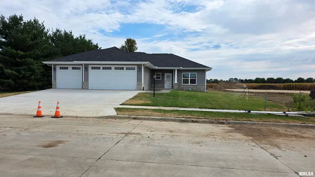 $425,000 | 1304 West Hillcrest Drive, Chillicothe, IL 61523