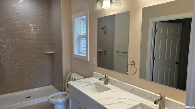 $425,000 | 1304 West Hillcrest Drive, Chillicothe, IL 61523