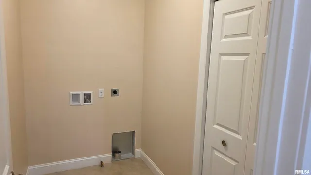 $425,000 | 1304 West Hillcrest Drive, Chillicothe, IL 61523