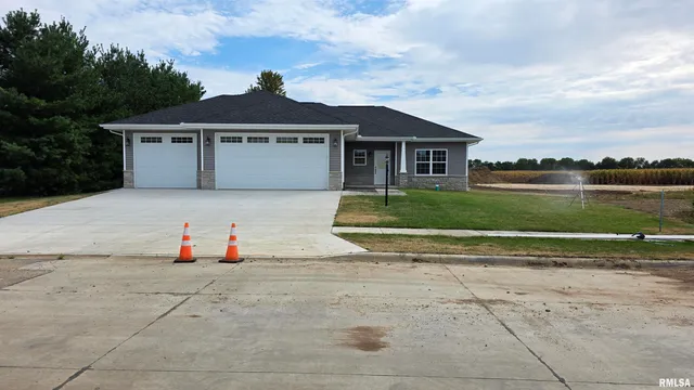 $425,000 | 1304 West Hillcrest Drive, Chillicothe, IL 61523