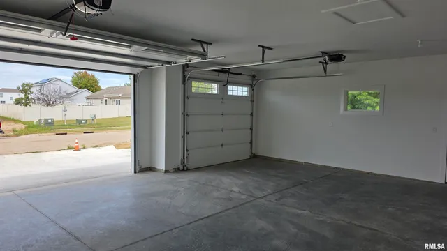 $425,000 | 1304 West Hillcrest Drive, Chillicothe, IL 61523