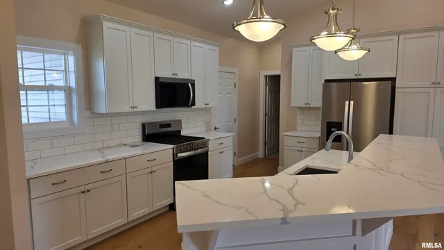 $425,000 | 1304 West Hillcrest Drive, Chillicothe, IL 61523