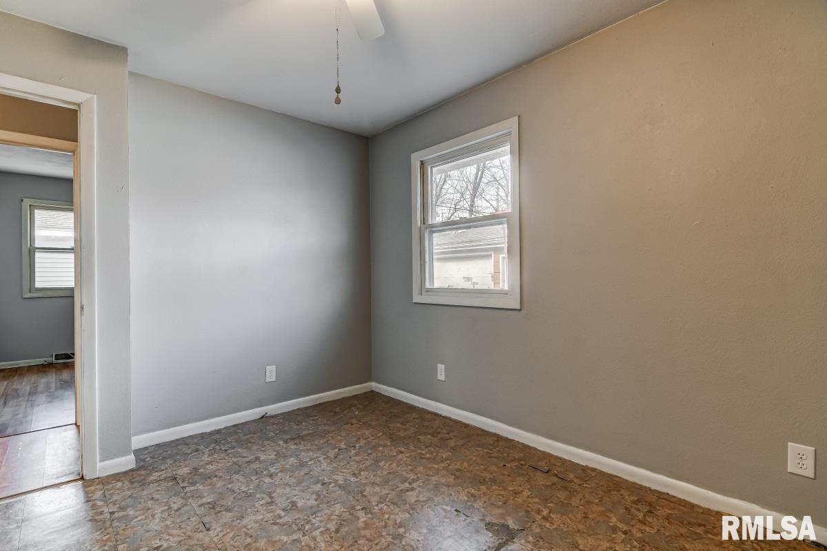 2003 East Keys Avenue Springfield, IL 62702 - Photo 11 of 31