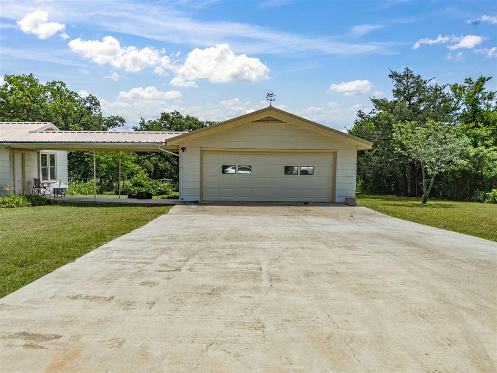 381 Bynum Road Bowie, TX 76230 - Photo 4 of 40