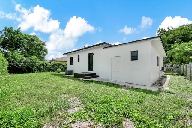 a view of a house with backyard