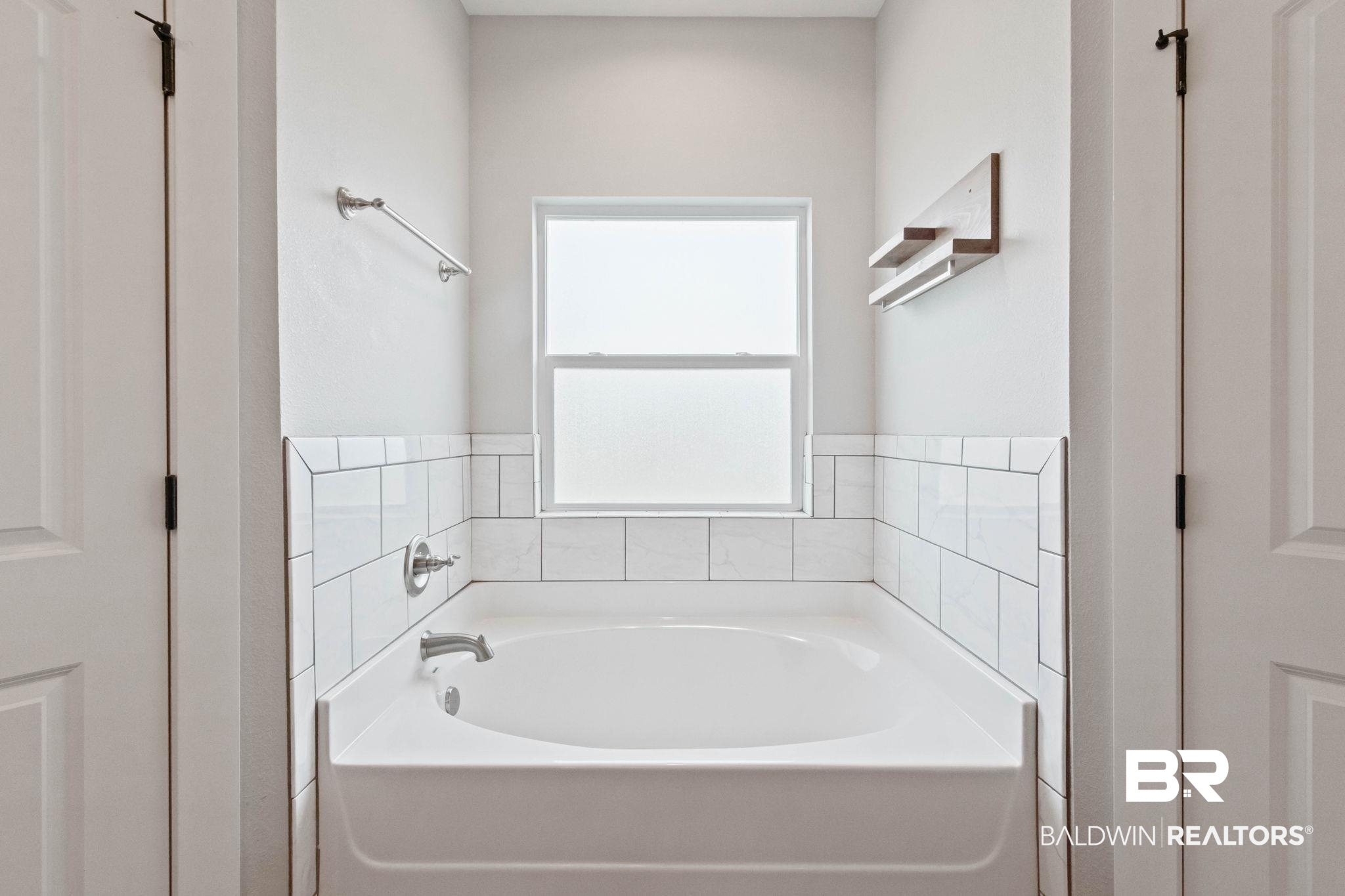 17376 Bankhead Boulevard Fairhope, AL 36532 - Photo 40 of 73 Full bathroom featuring a garden tub