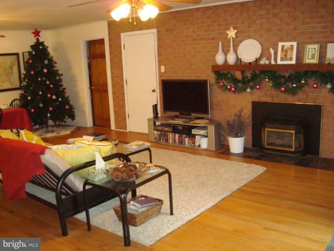 18407 Cabin Road Triangle, VA 22172 - Photo 4 of 13 Family Room
