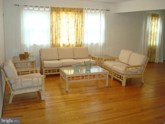 18407 Cabin Road Triangle, VA 22172 - Photo 8 of 13 Living Room