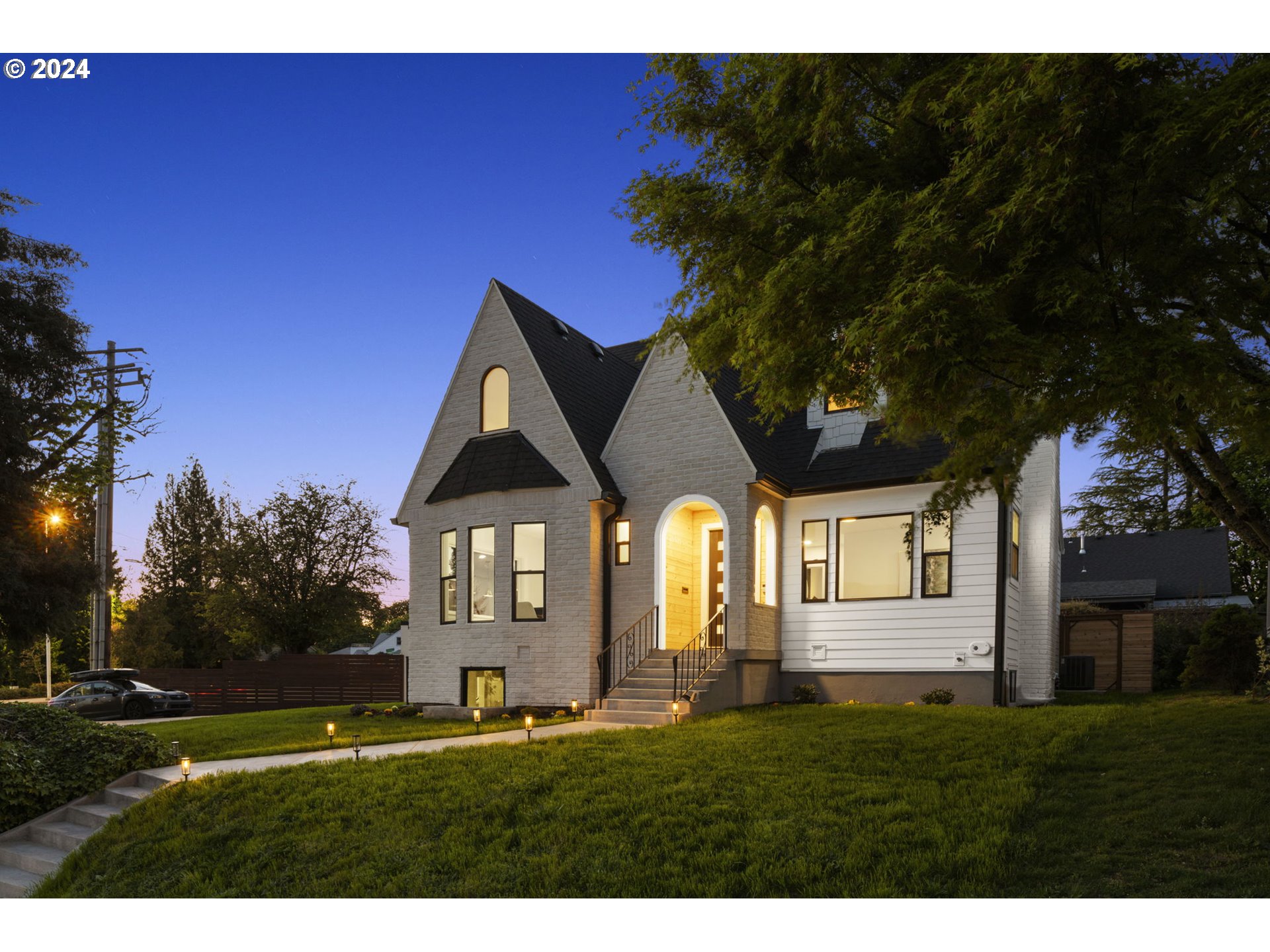 2639 North Sumner Street Portland, OR 97217 - Photo 2 of 46 a front view of a house with a garden