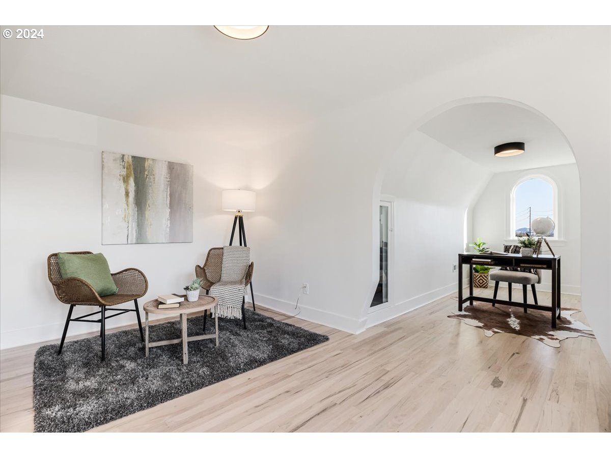 2639 North Sumner Street Portland, OR 97217 - Photo 25 of 46 a living room with furniture