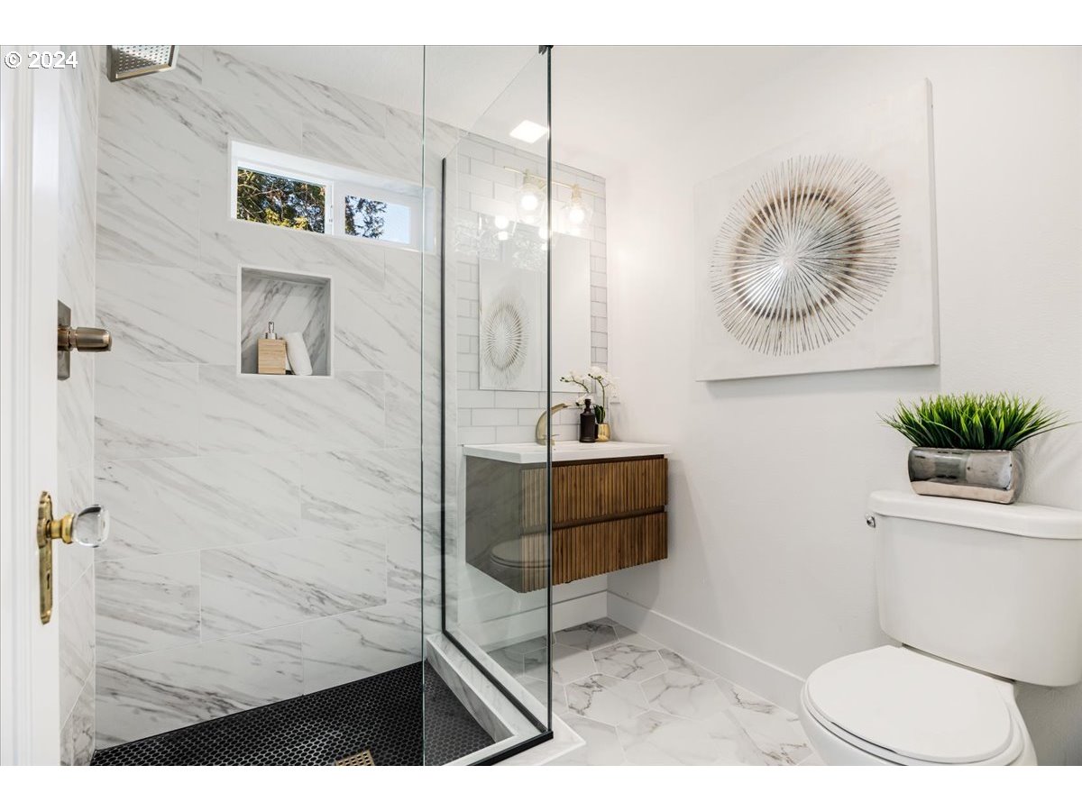 2639 North Sumner Street Portland, OR 97217 - Photo 27 of 46 a bathroom with a toilet a sink and mirror