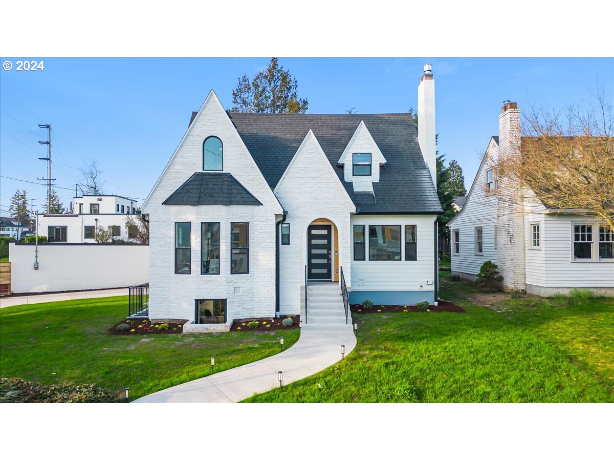 2639 North Sumner Street Portland, OR 97217 - Photo 36 of 46 a house view with a garden space