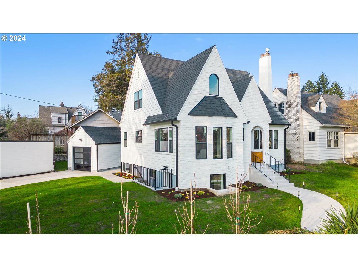 2639 North Sumner Street Portland, OR 97217 - Photo 37 of 46 a black and white photo of a house
