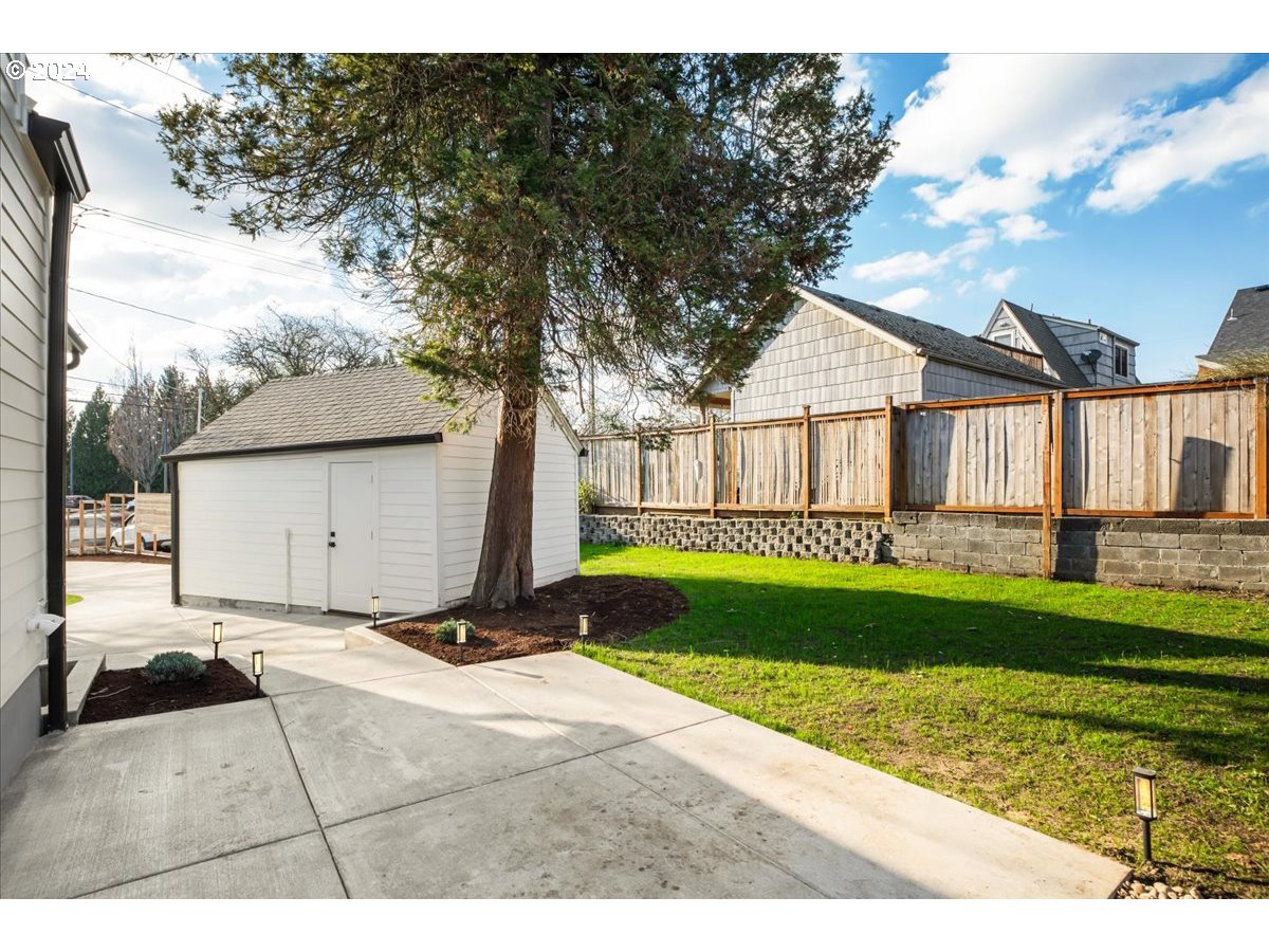 2639 North Sumner Street Portland, OR 97217 - Photo 45 of 46 a view of backyard of a house