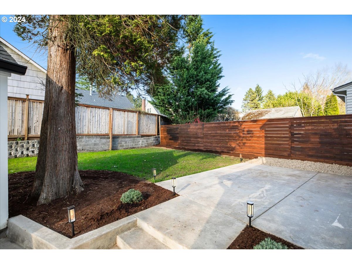 2639 North Sumner Street Portland, OR 97217 - Photo 46 of 46 a view of backyard with green space
