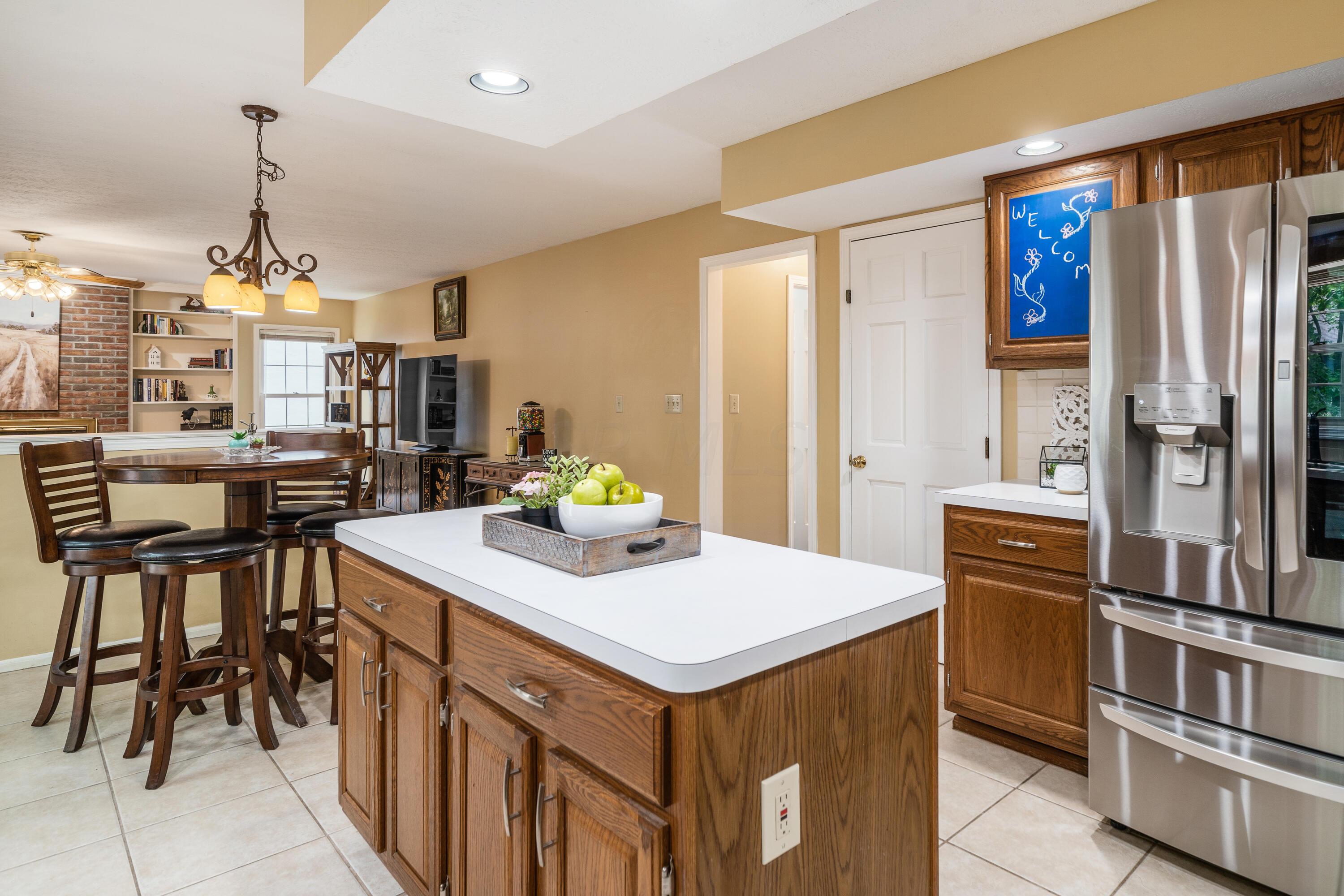 1019 Riva Ridge Boulevard Columbus, OH 43230 - Photo 11 of 38 Kitchen & eat in space