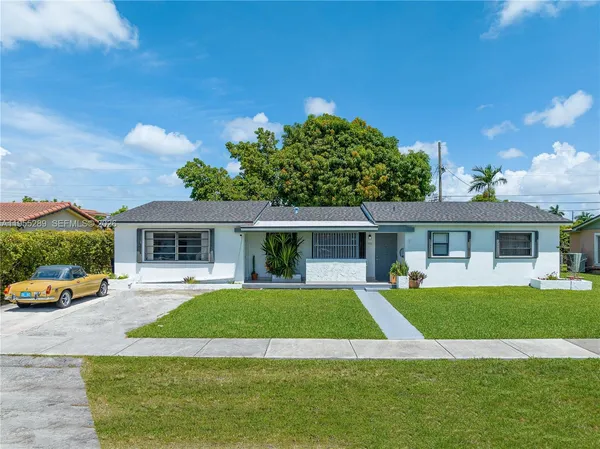 a view of a house with a yard