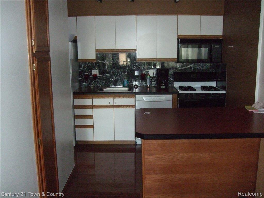 1671 Cass Lake Road, Unit 46 Keego Harbor, MI 48320 - Photo 5 of 12 DSCF1205