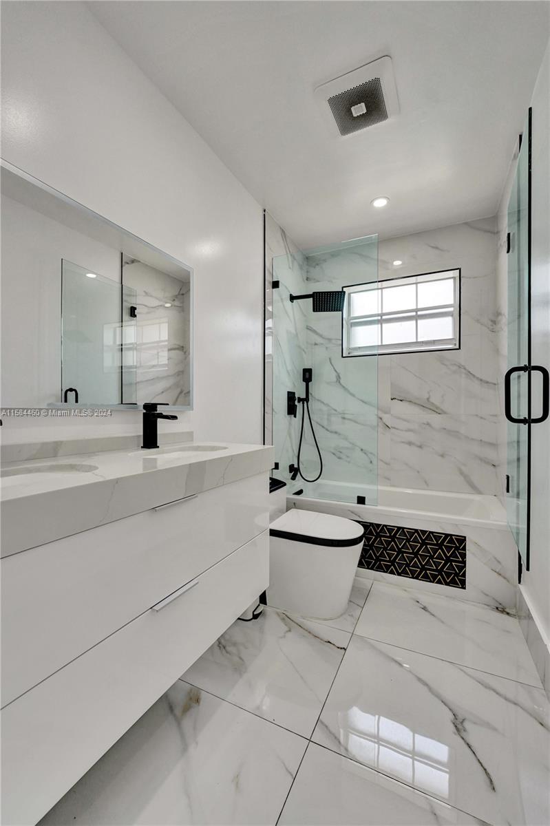 3460 North 46th Avenue Hollywood, FL 33021 - Photo 23 of 35 a large white bathroom with a bathtub and shower