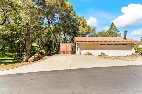 a view of back yard of the house