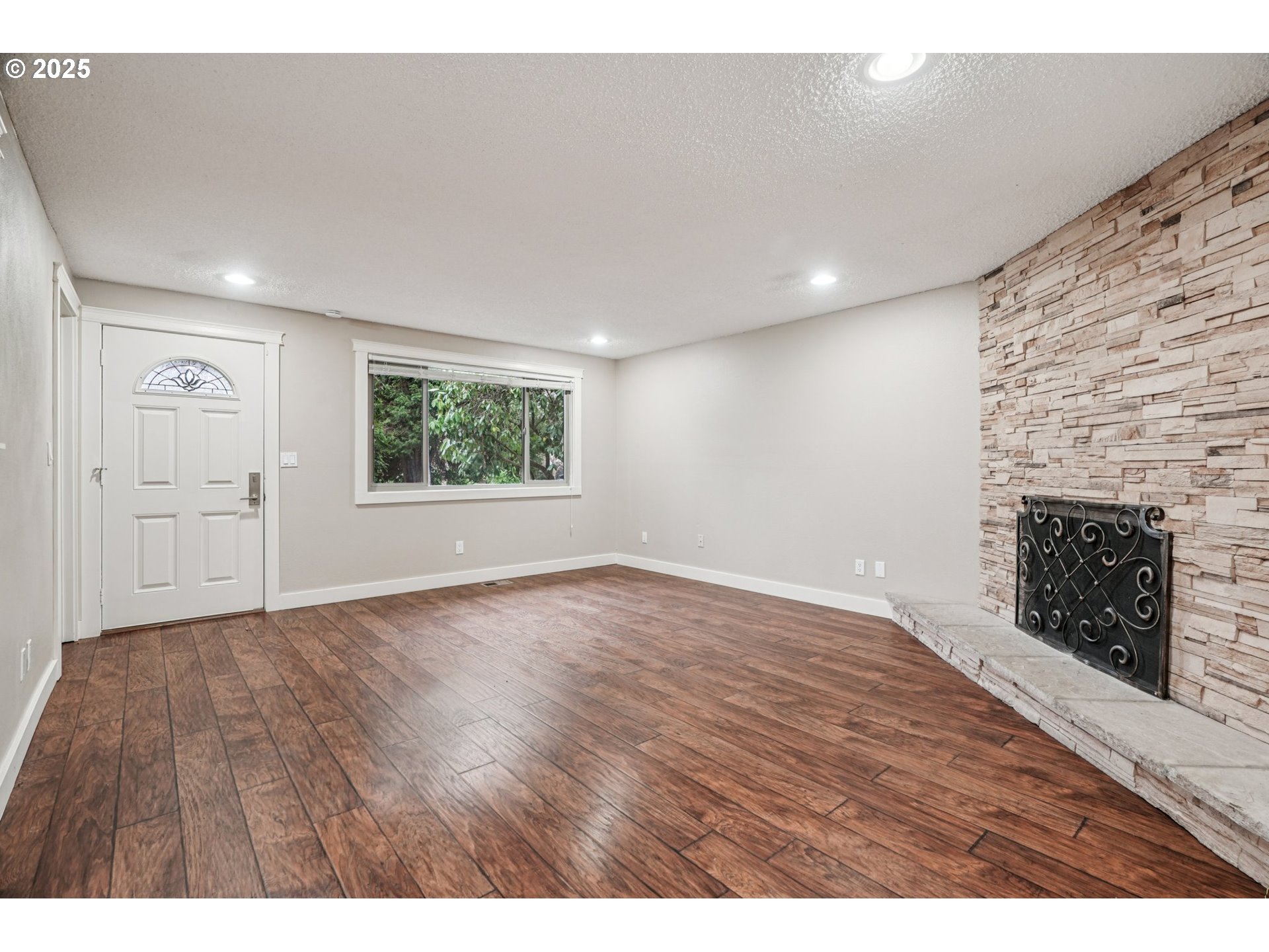 5017 Southeast 45th Avenue Portland, OR 97206 - Photo 6 of 41 Living Room