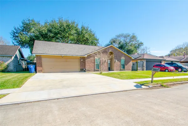 $209,900 | 3 Lazybrook Street, Angleton, TX 77515