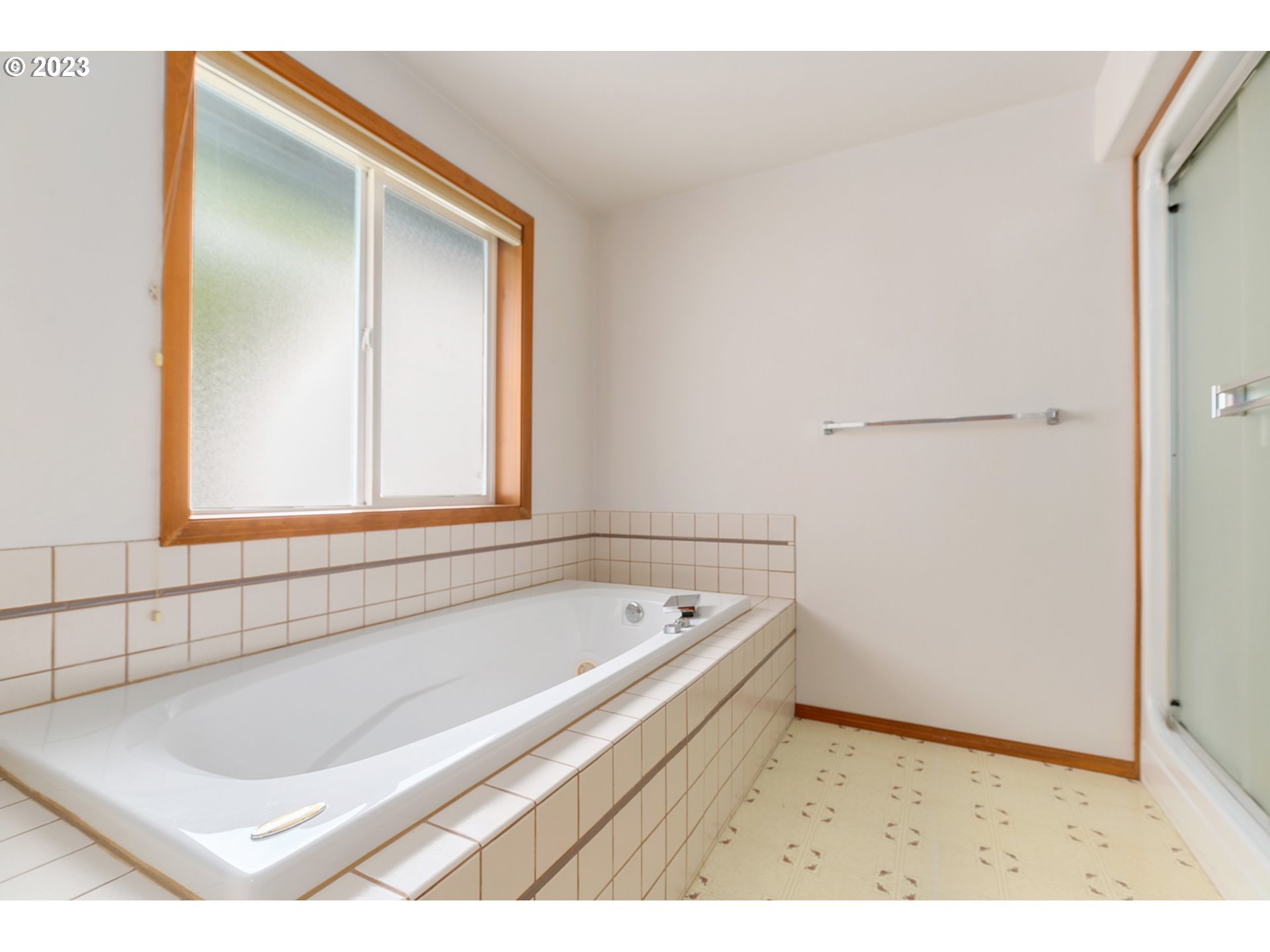 2217 Northeast 179th Street, Unit E10 Ridgefield, WA 98642 - Photo 12 of 23 a bathroom with a bathtub and a shower