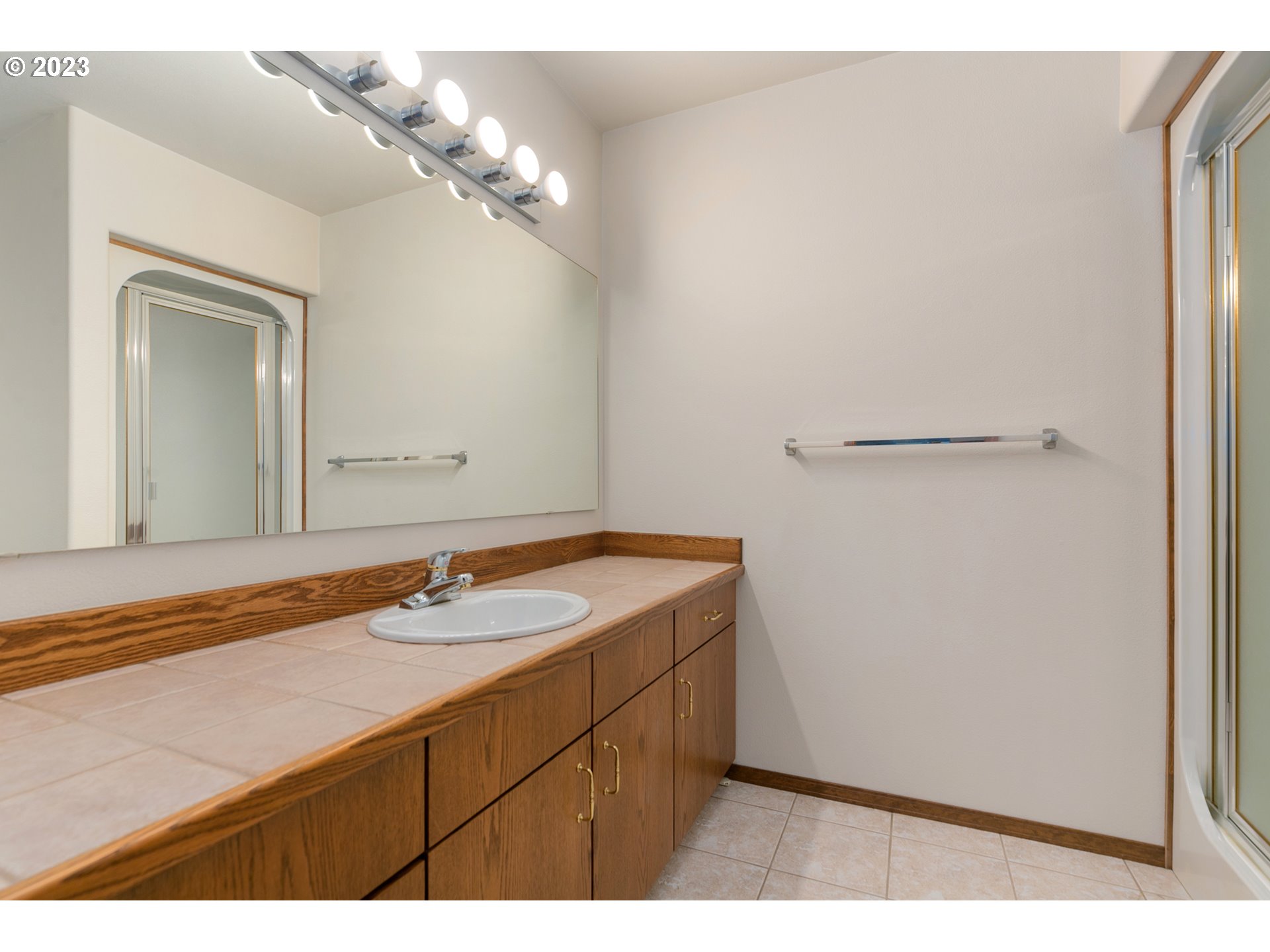 2217 Northeast 179th Street, Unit E10 Ridgefield, WA 98642 - Photo 19 of 23 a bathroom with a sink and a mirror