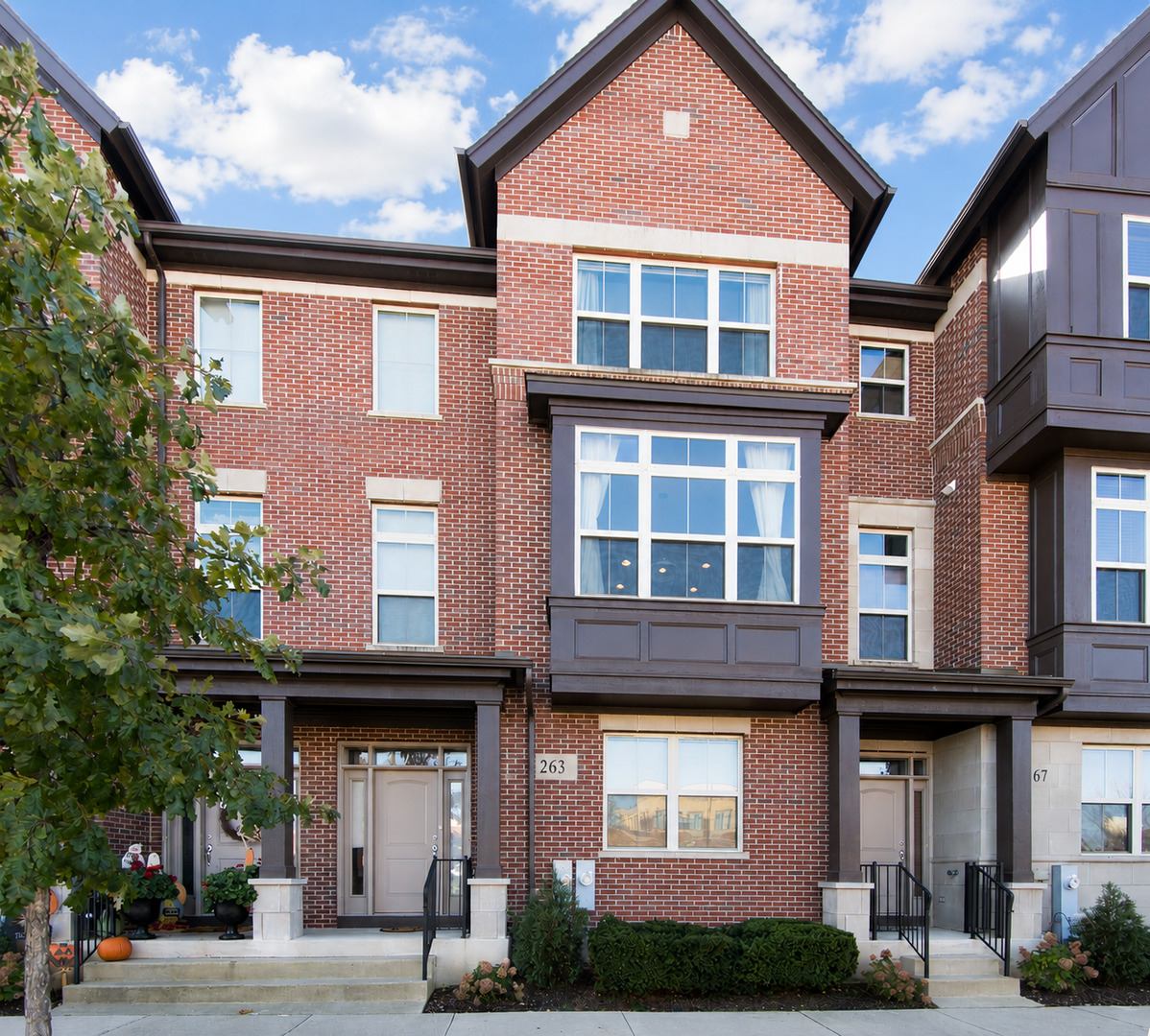 263 Aspen Pointe Road Vernon Hills, IL 60061 - Photo 1 of 16 a front view of a building