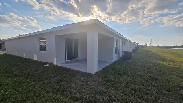 a view of a house with backyard and garden
