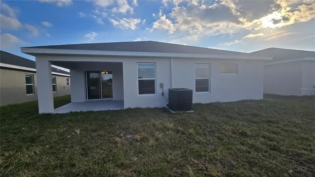 a view of a house with backyard