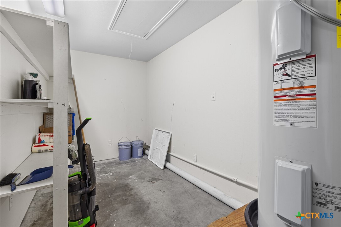 808 Silver Stone Drive Temple, TX 76502 - Photo 27 of 31 a view of a hallway with workspace