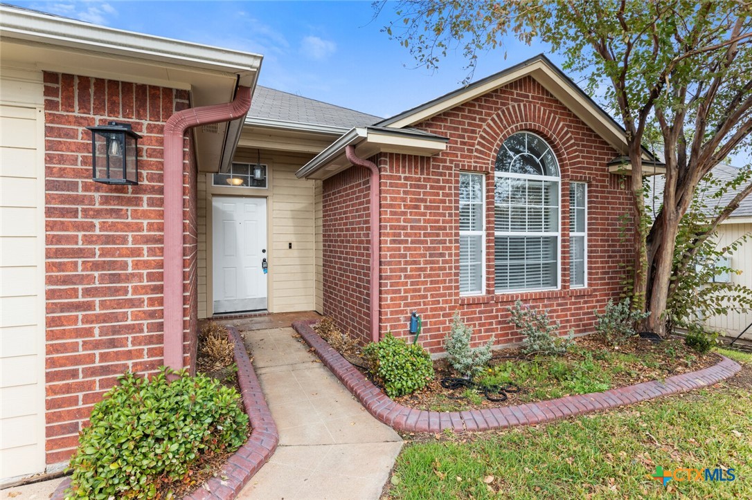 808 Silver Stone Drive Temple, TX 76502 - Photo 4 of 31 a front view of a house with garden