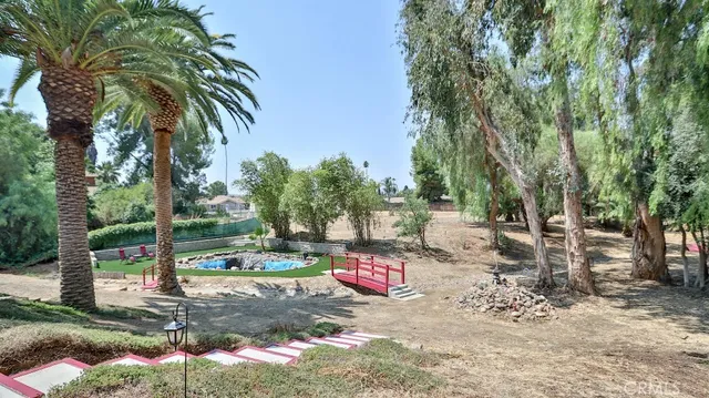 a view of a yard with a house