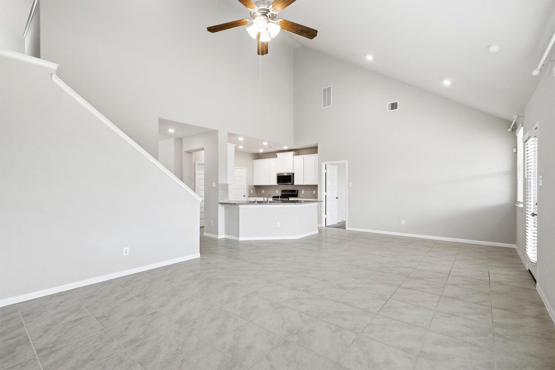 2413 Olancha Drive Rosharon, TX 77583 - Photo 16 of 41 High ceilings and lots space for the whole family to enjoy