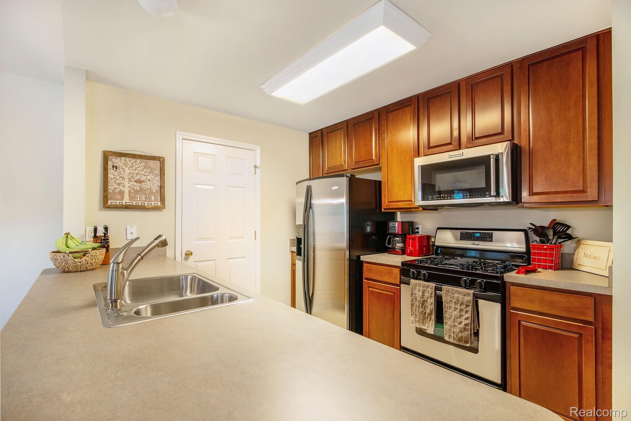 1123 Rial Lake Drive Howell, MI 48843 - Photo 8 of 19 Kitchen with large counter top area and upgraded cabinetry