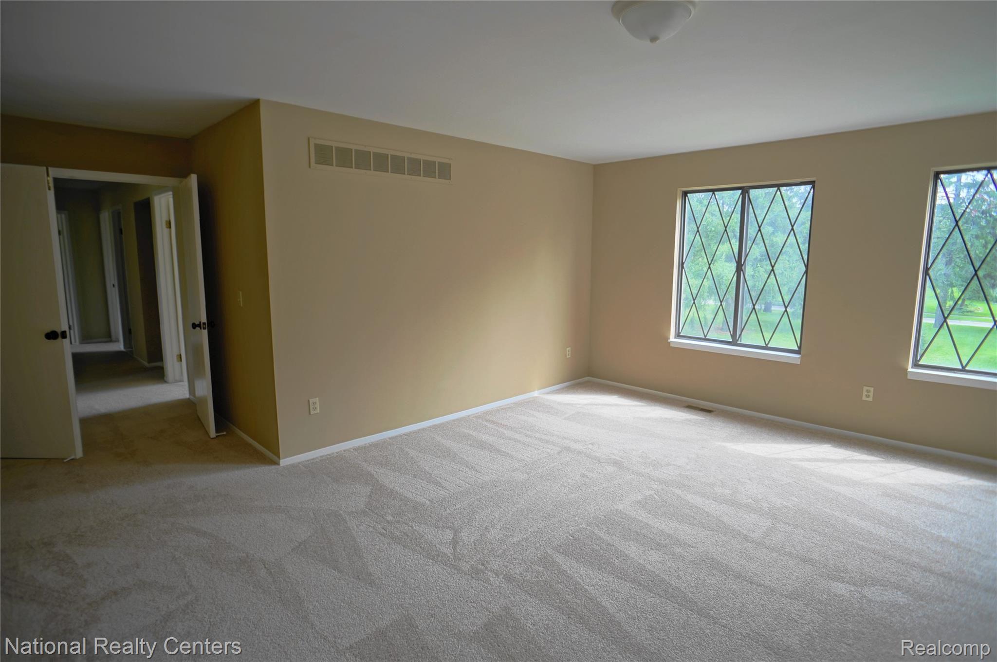 806 Hampton Circle Rochester, MI 48307 - Photo 11 of 16 DSC00398 (1).JPG