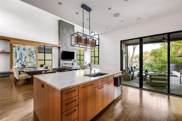 a large kitchen with kitchen island a large island in it