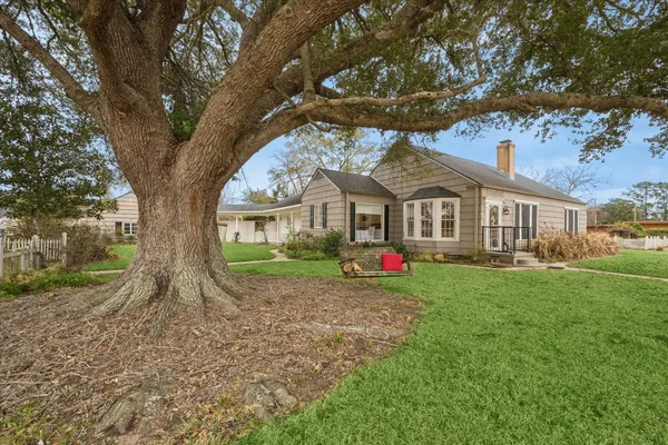 $445,000 | 302 East Jackson Street, West Columbia, TX 77486