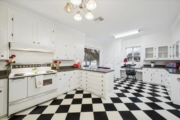 $445,000 | 302 East Jackson Street, West Columbia, TX 77486