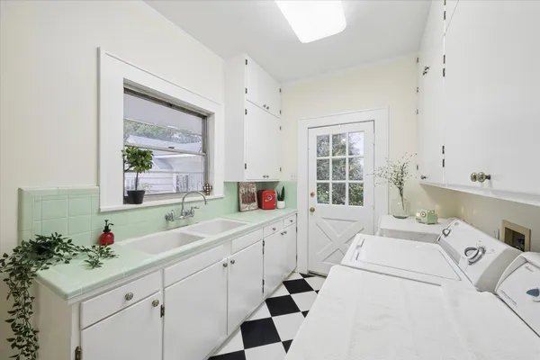 $445,000 | 302 East Jackson Street, West Columbia, TX 77486