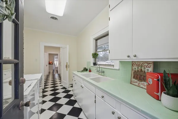 $445,000 | 302 East Jackson Street, West Columbia, TX 77486