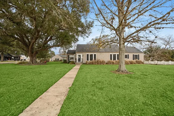 $445,000 | 302 East Jackson Street, West Columbia, TX 77486