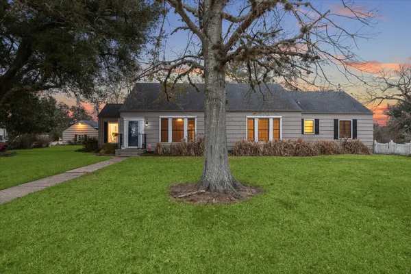 $445,000 | 302 East Jackson Street, West Columbia, TX 77486