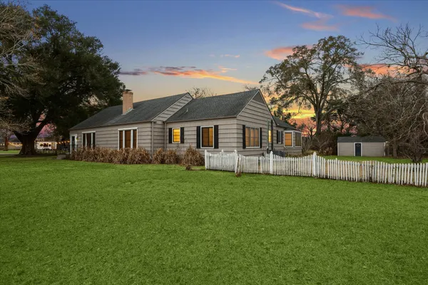 $445,000 | 302 East Jackson Street, West Columbia, TX 77486