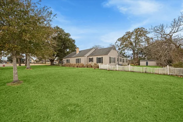 $445,000 | 302 East Jackson Street, West Columbia, TX 77486