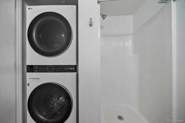 a close up view of a washer and dryer