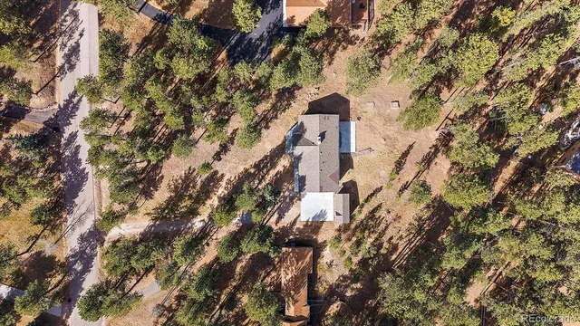 a picture of a wall with a white and white photo