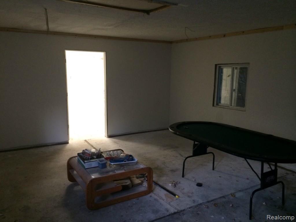 2581 Hessel Avenue Rochester, MI 48307 - Photo 17 of 41 H19.jpg